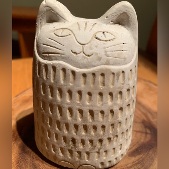 Cement Cat Decor - Picture 2 of 6